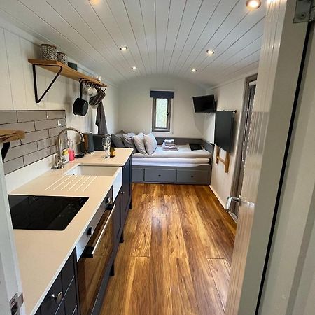 Luxury Shepherds Hut - The Moorhen By The Lake York Exteriör bild