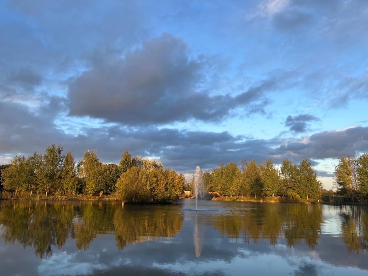 Luxury Shepherds Hut - The Moorhen By The Lake York Exteriör bild