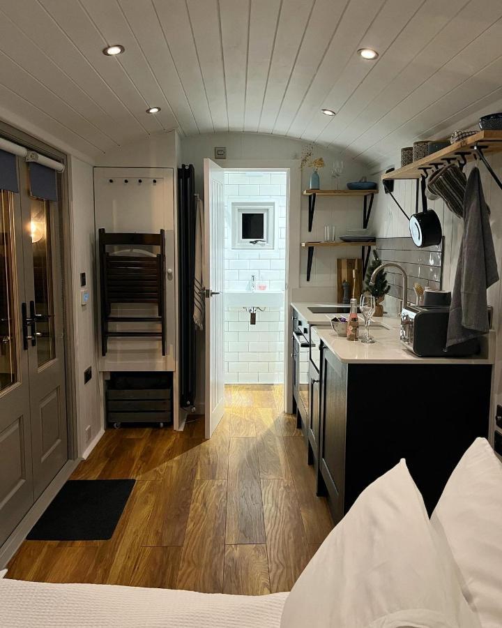 Luxury Shepherds Hut - The Moorhen By The Lake York Exteriör bild