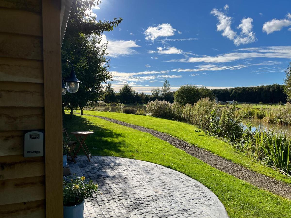 Luxury Shepherds Hut - The Moorhen By The Lake York Exteriör bild