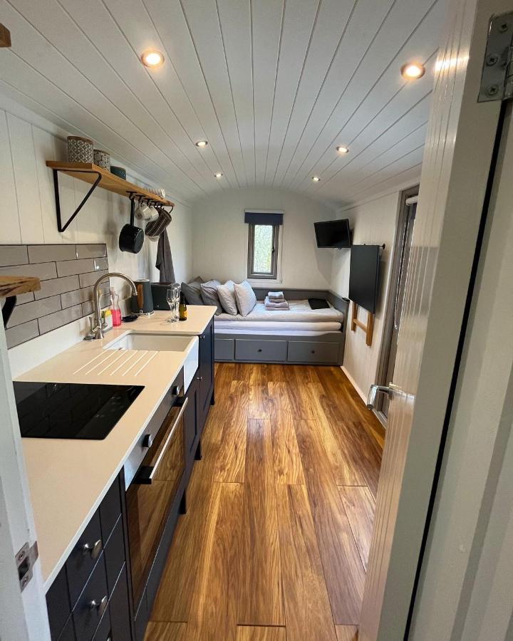 Luxury Shepherds Hut - The Moorhen By The Lake York Exteriör bild