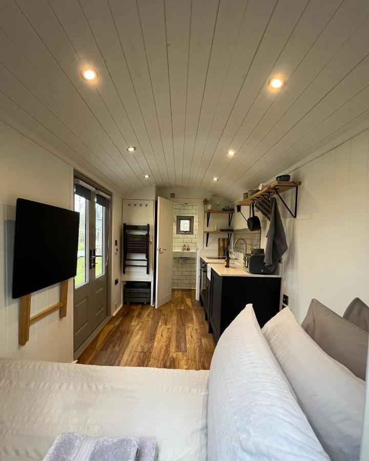 Luxury Shepherds Hut - The Moorhen By The Lake York Exteriör bild
