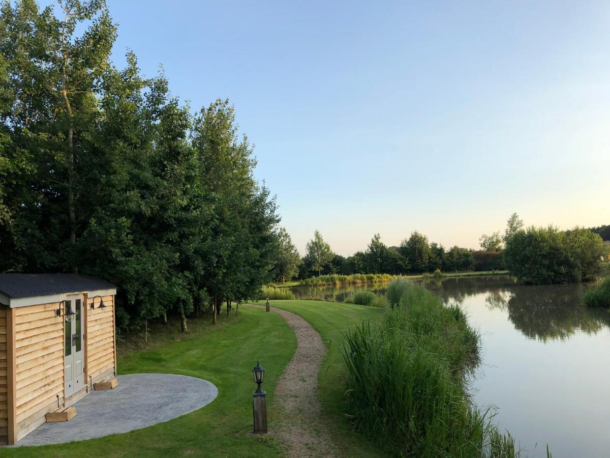 Luxury Shepherds Hut - The Moorhen By The Lake York Exteriör bild