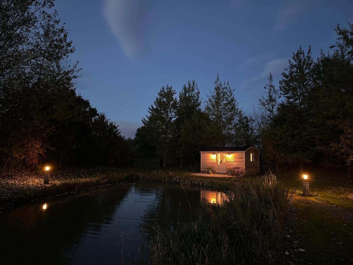 Luxury Shepherds Hut - The Moorhen By The Lake York Exteriör bild