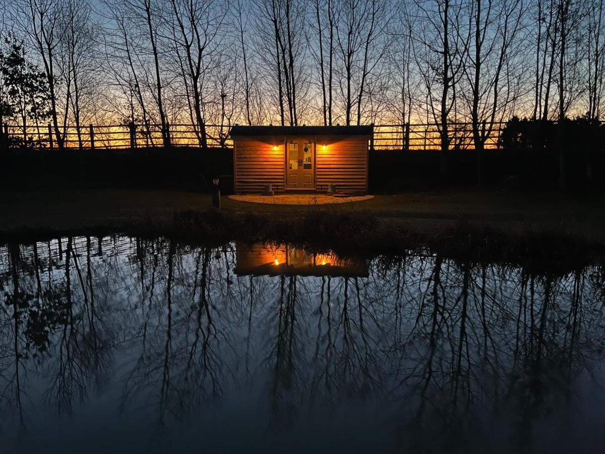Luxury Shepherds Hut - The Moorhen By The Lake York Exteriör bild