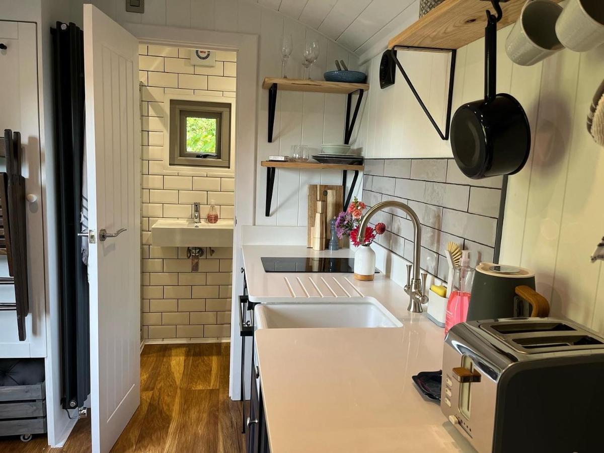 Luxury Shepherds Hut - The Moorhen By The Lake York Exteriör bild