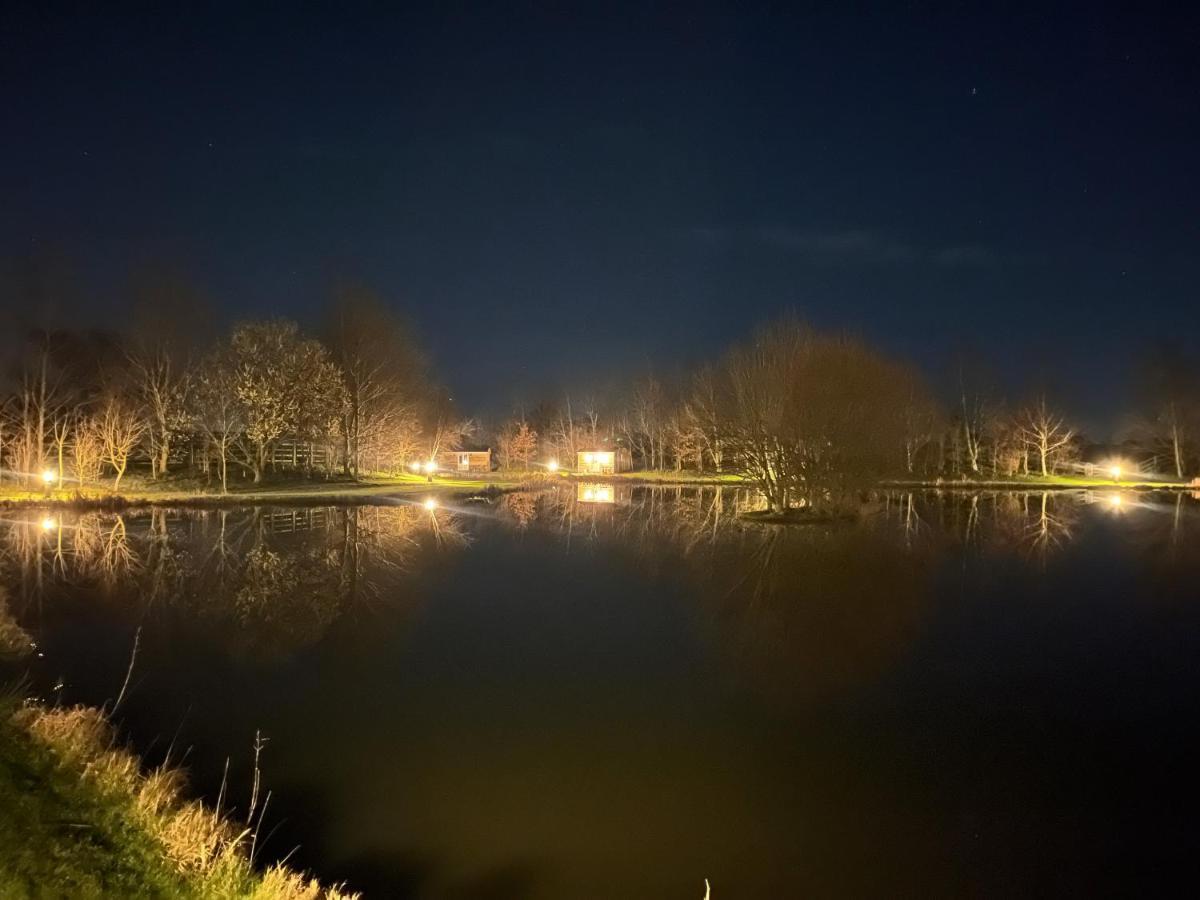 Luxury Shepherds Hut - The Moorhen By The Lake York Exteriör bild